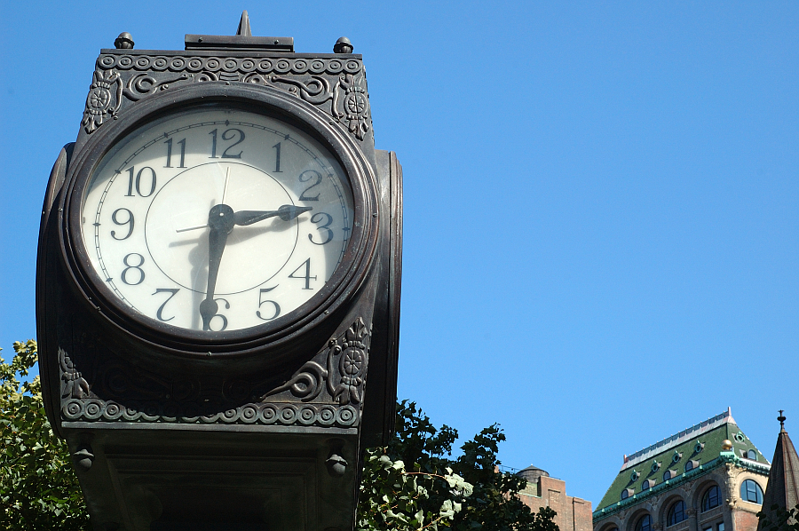 NY_Financial_District_Brooklyn_027.jpg - Orologio donato da Rockfeller